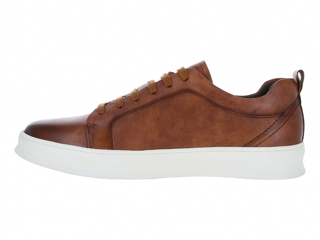 Zapato casual color marrón con suela blanca y cordones del mismo tono.