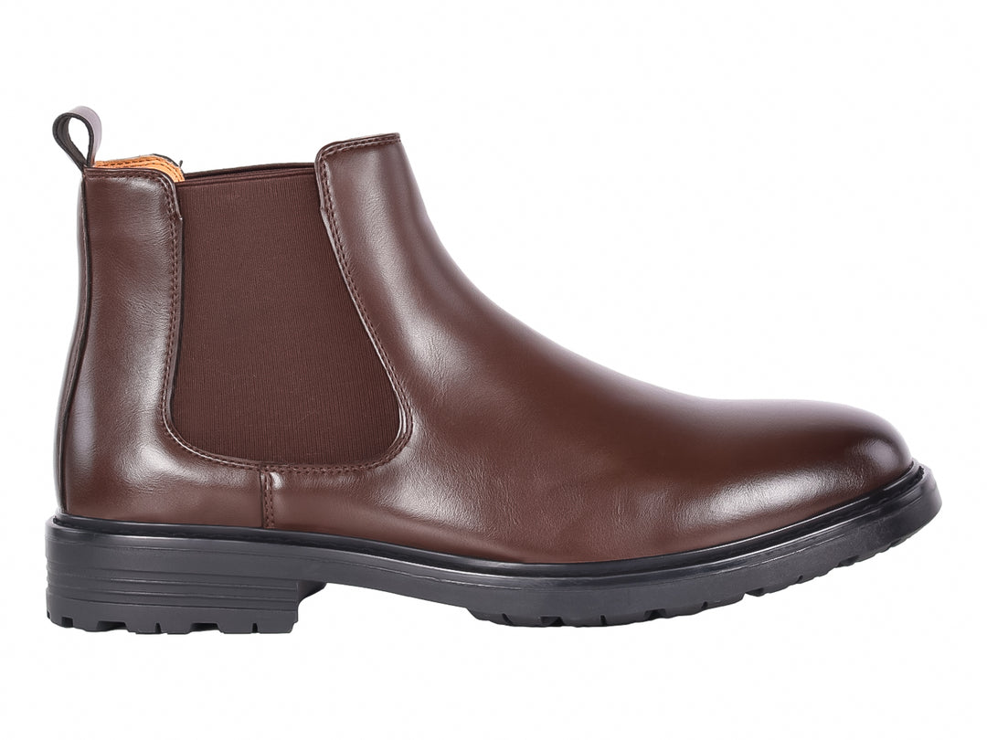 Bota estilo Chelsea color café con suela negra y acabado brillante.