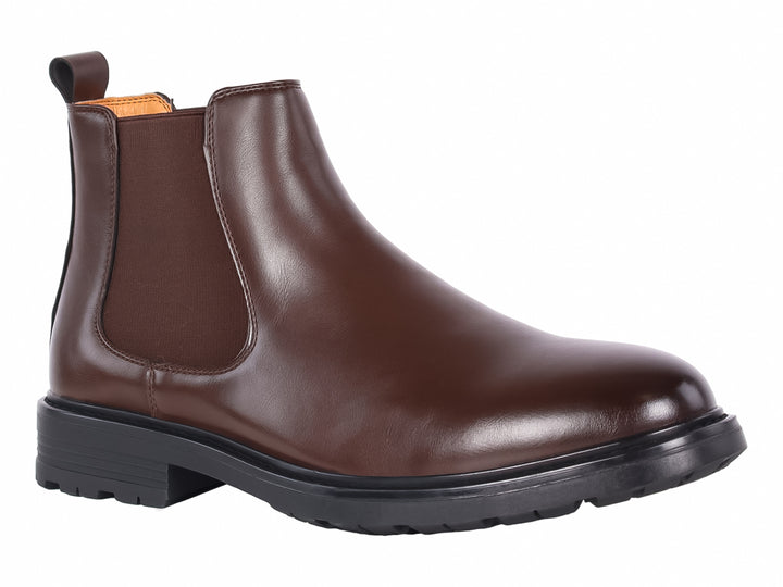 Bota estilo Chelsea color café con suela negra y acabado brillante.