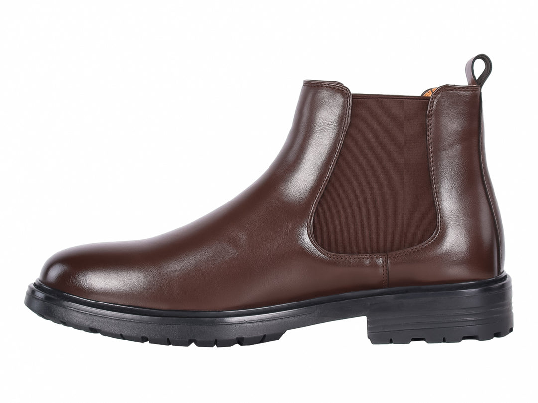 Bota estilo Chelsea color café con suela negra y acabado brillante.