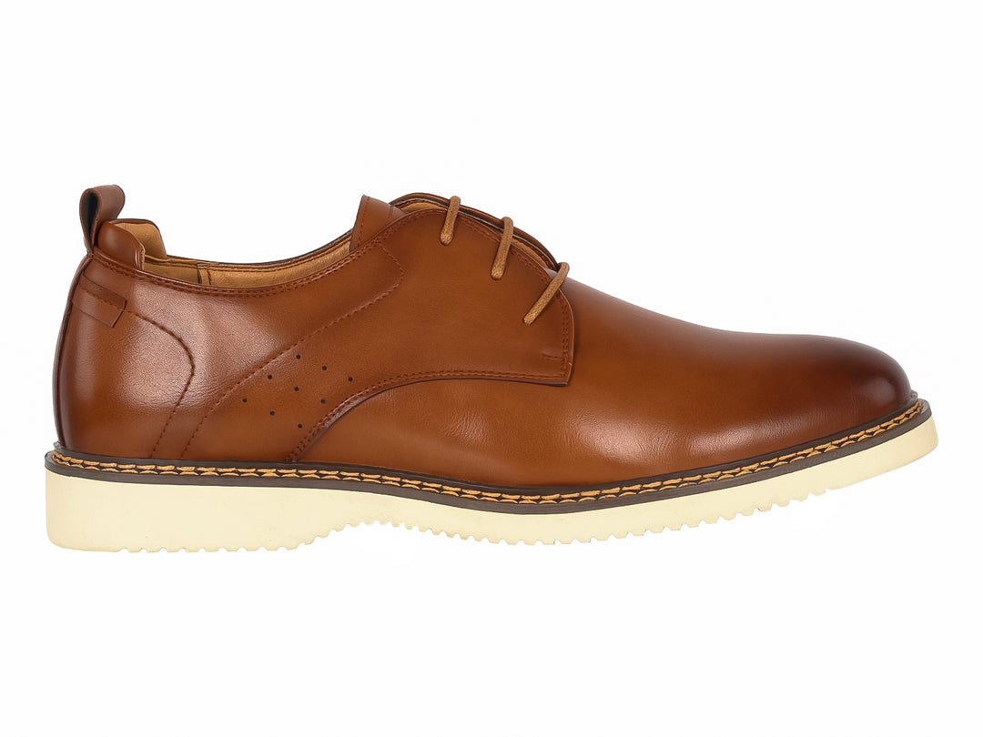 Zapato casual para hombre en color marrón con suela blanca y cordones.