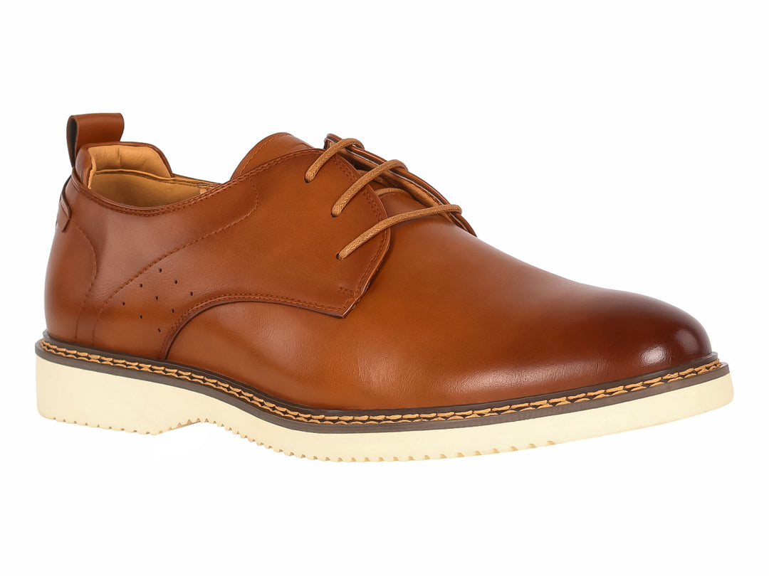 Zapato casual para hombre en color marrón con suela blanca y cordones.