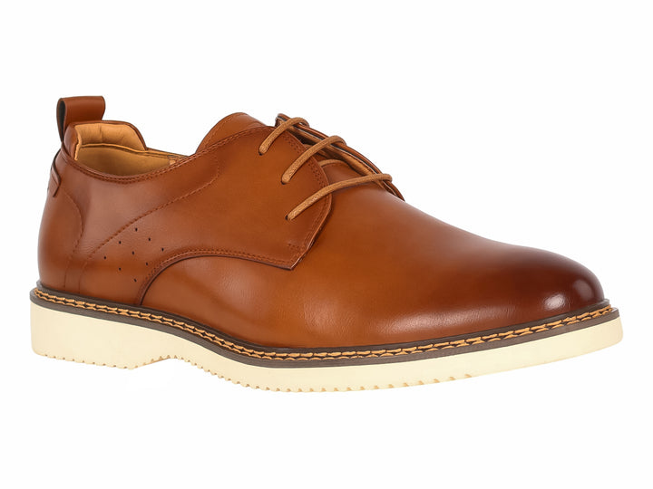 Zapato casual para hombre en color marrón con suela blanca y cordones.