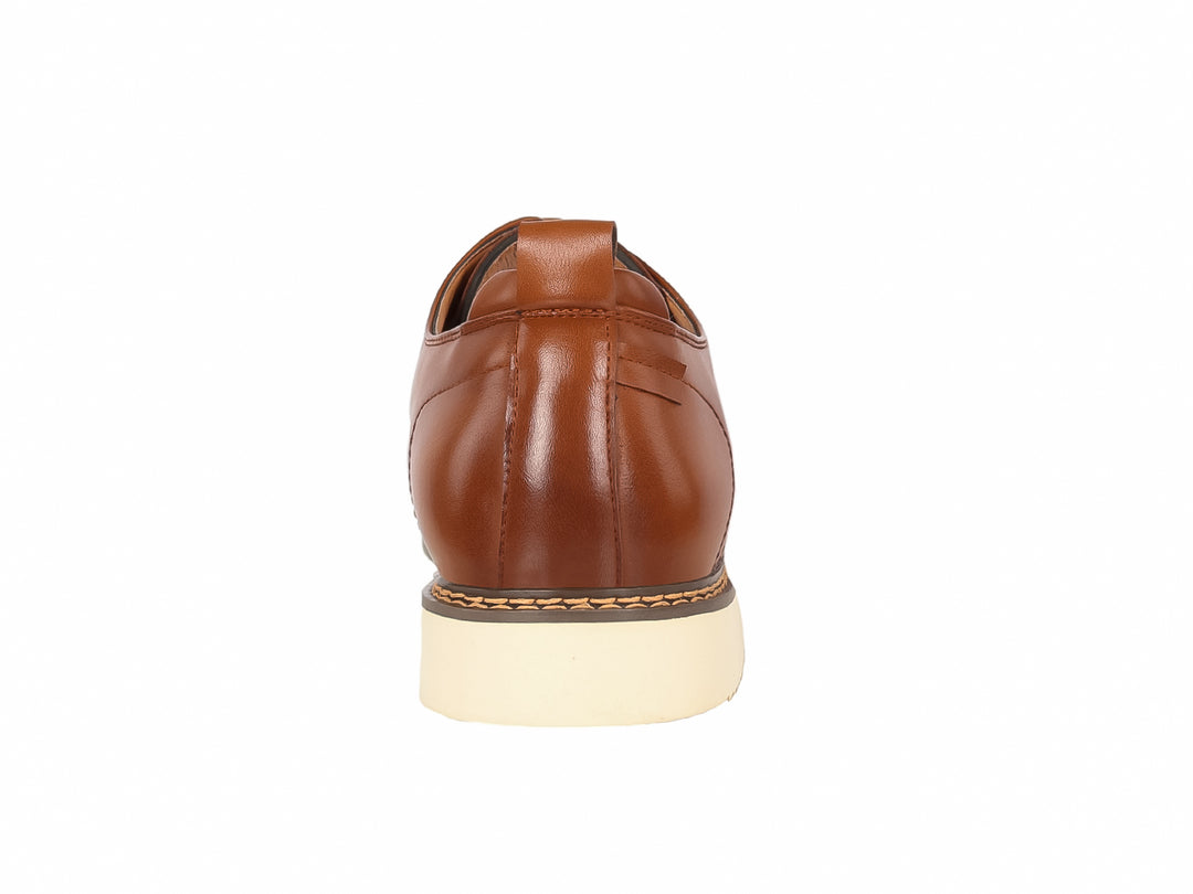 Zapato casual para hombre en color marrón con suela blanca y cordones.