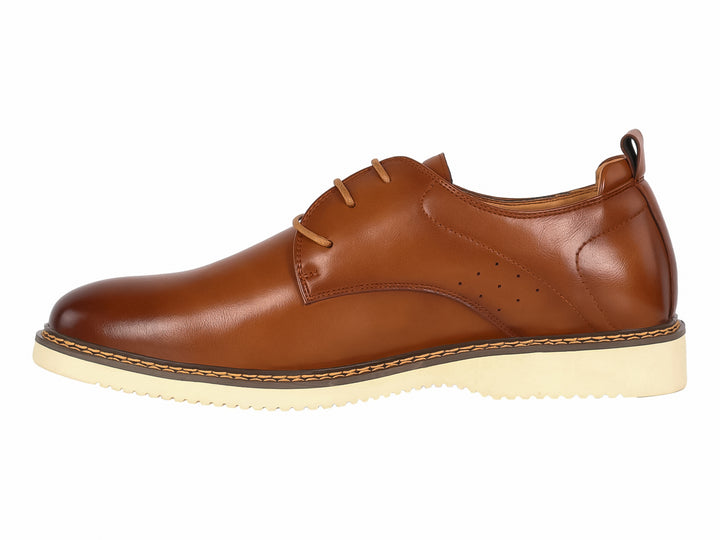 Zapato casual para hombre en color marrón con suela blanca y cordones.