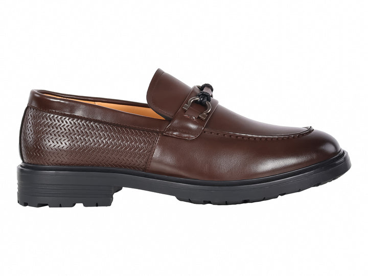Zapato tipo mocasín color marrón con suela negra y detalle tejido en la parte posterior.