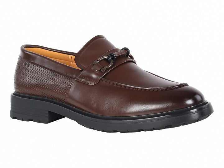 Zapato tipo mocasín color marrón con suela negra y detalle tejido en la parte posterior.