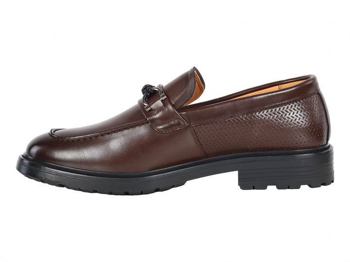 Zapato tipo mocasín color marrón con suela negra y detalle tejido en la parte posterior.
