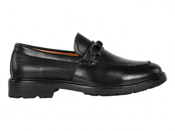 Zapato mocasín negro para hombre con hebilla metálica y suela gruesa dentada.