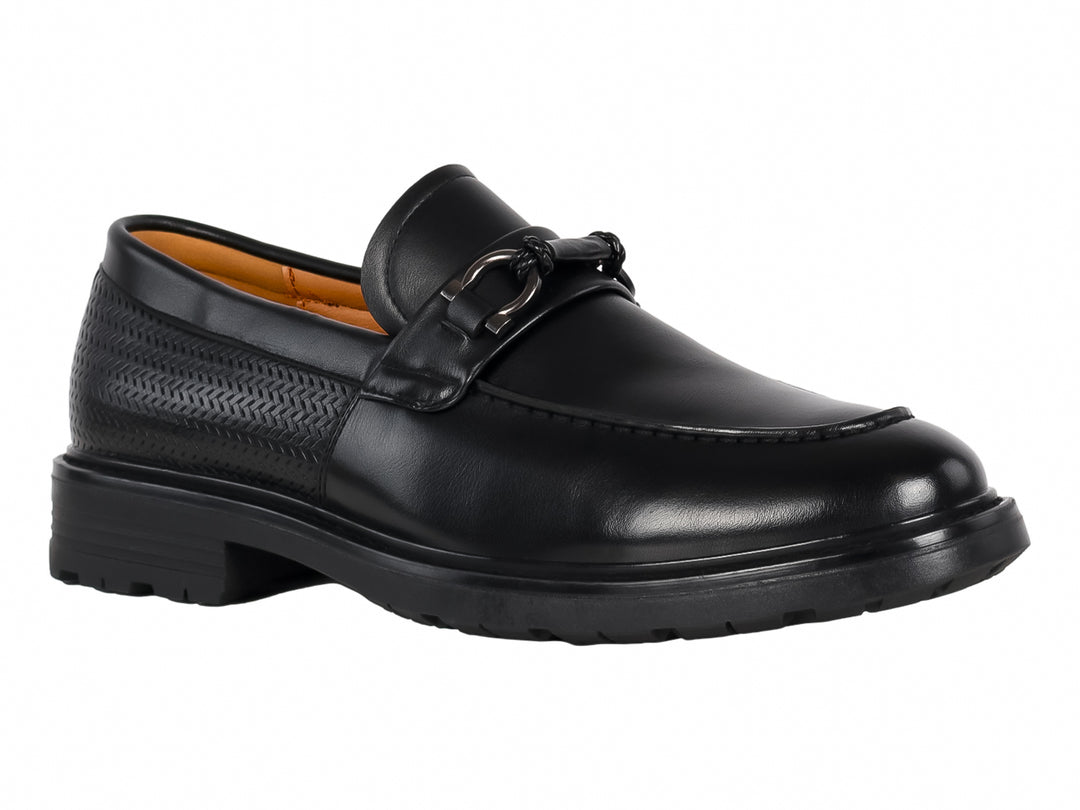 Zapato mocasín negro para hombre con hebilla metálica y suela gruesa dentada.
