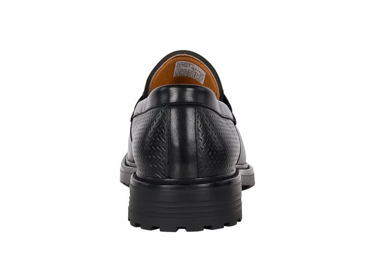 Zapato mocasín negro para hombre con hebilla metálica y suela gruesa dentada.