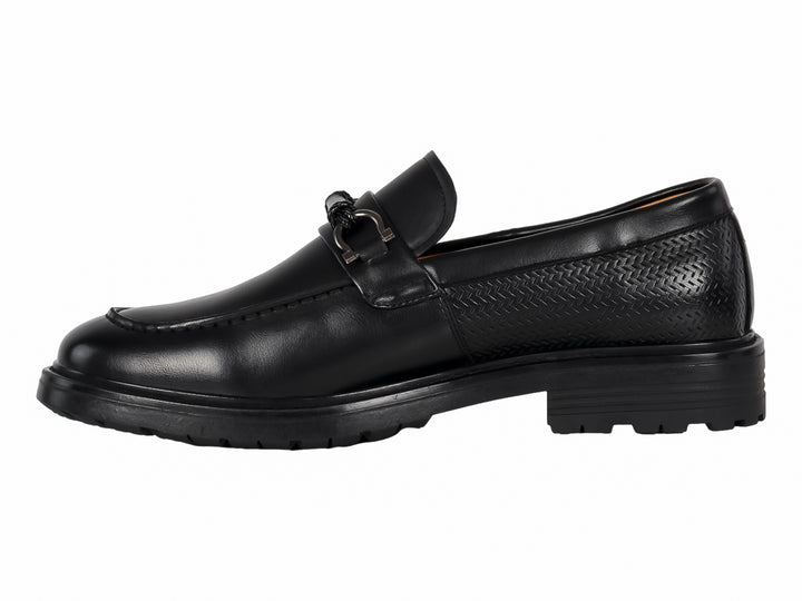 Zapato mocasín negro para hombre con hebilla metálica y suela gruesa dentada.