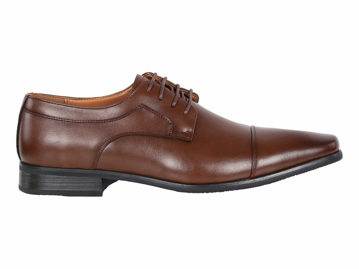 Zapato formal para hombre en color café con cordones y suela negra.