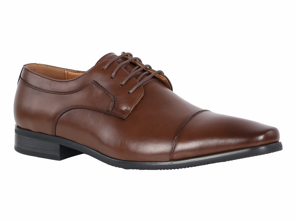 Zapato formal para hombre en color café con cordones y suela negra.