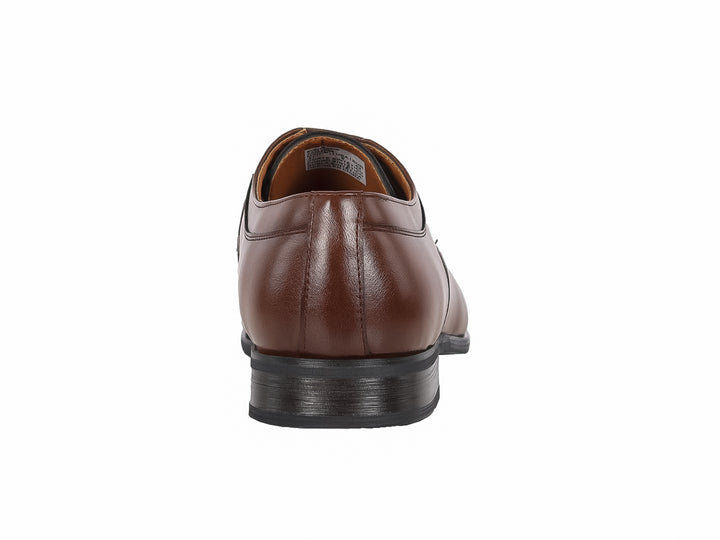 Zapato formal para hombre en color café con cordones y suela negra.