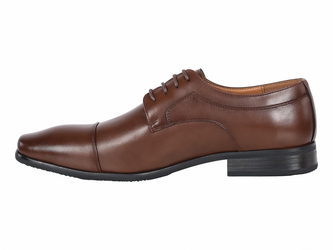 Zapato formal para hombre en color café con cordones y suela negra.
