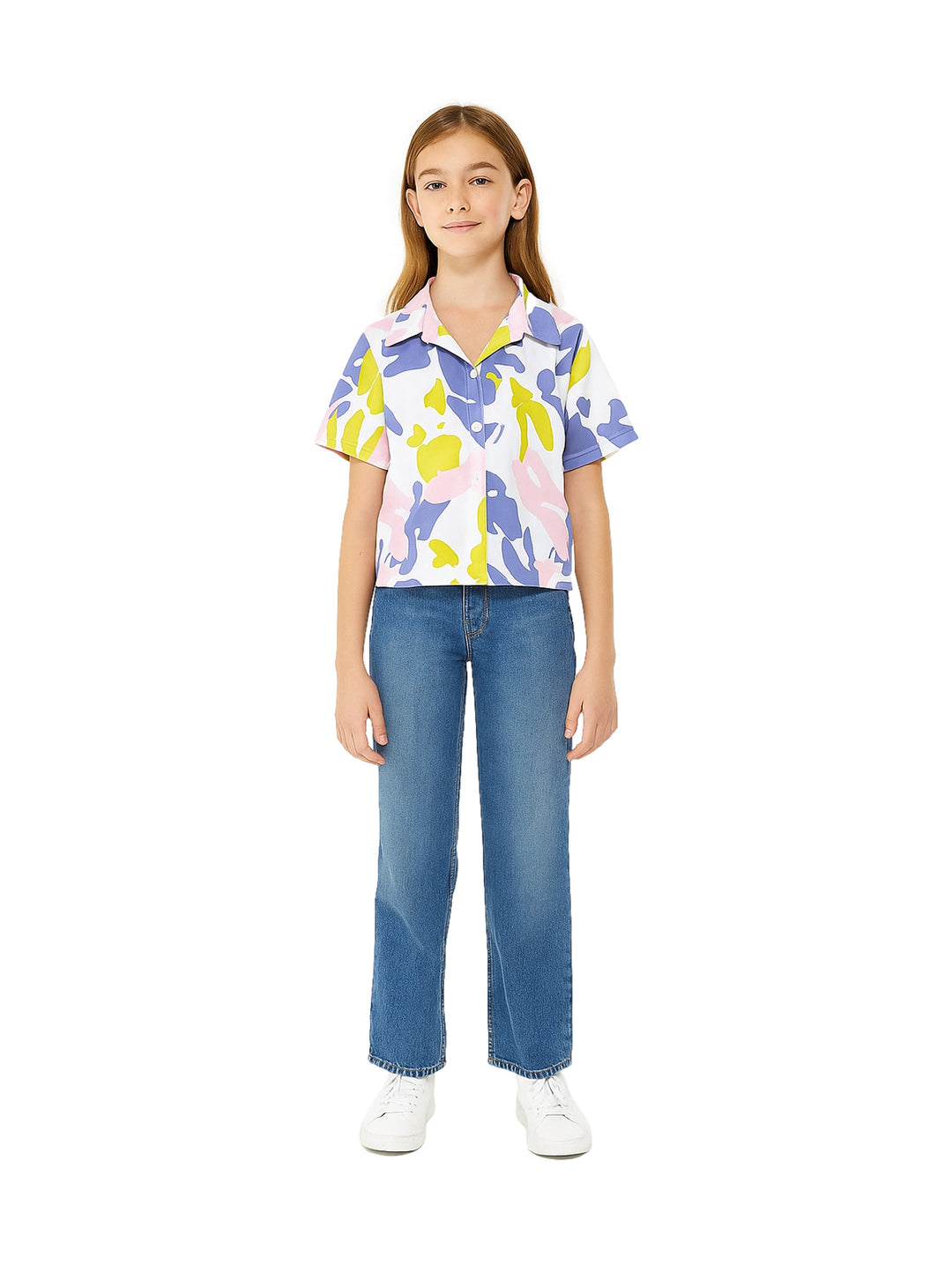 Niña vistiendo camisera de manga corta con estampado abstracto en colores blanco, lila y amarillo