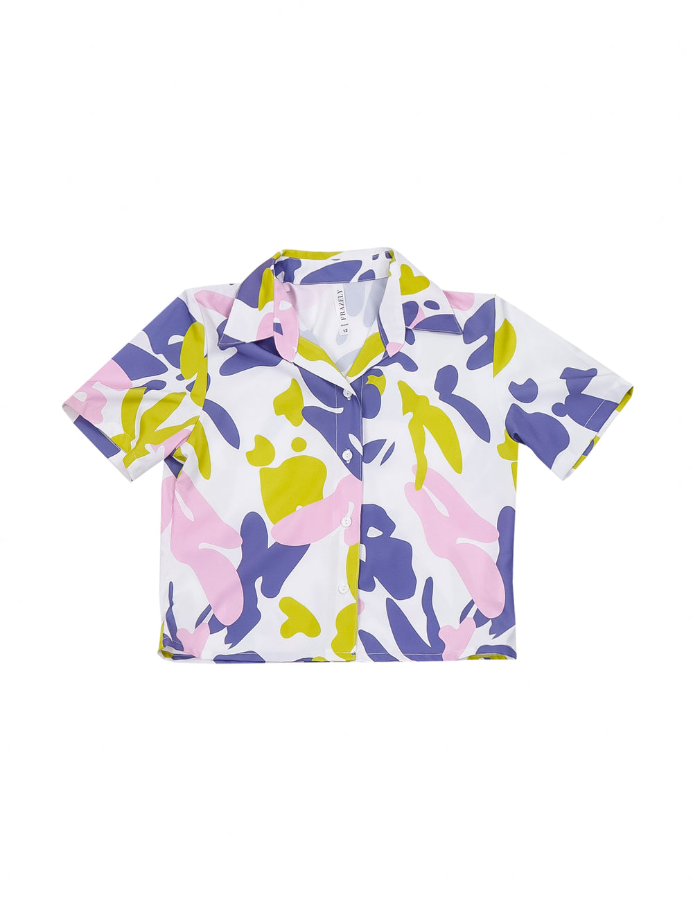 Niña vistiendo camisera de manga corta con estampado abstracto en colores blanco, lila y amarillo