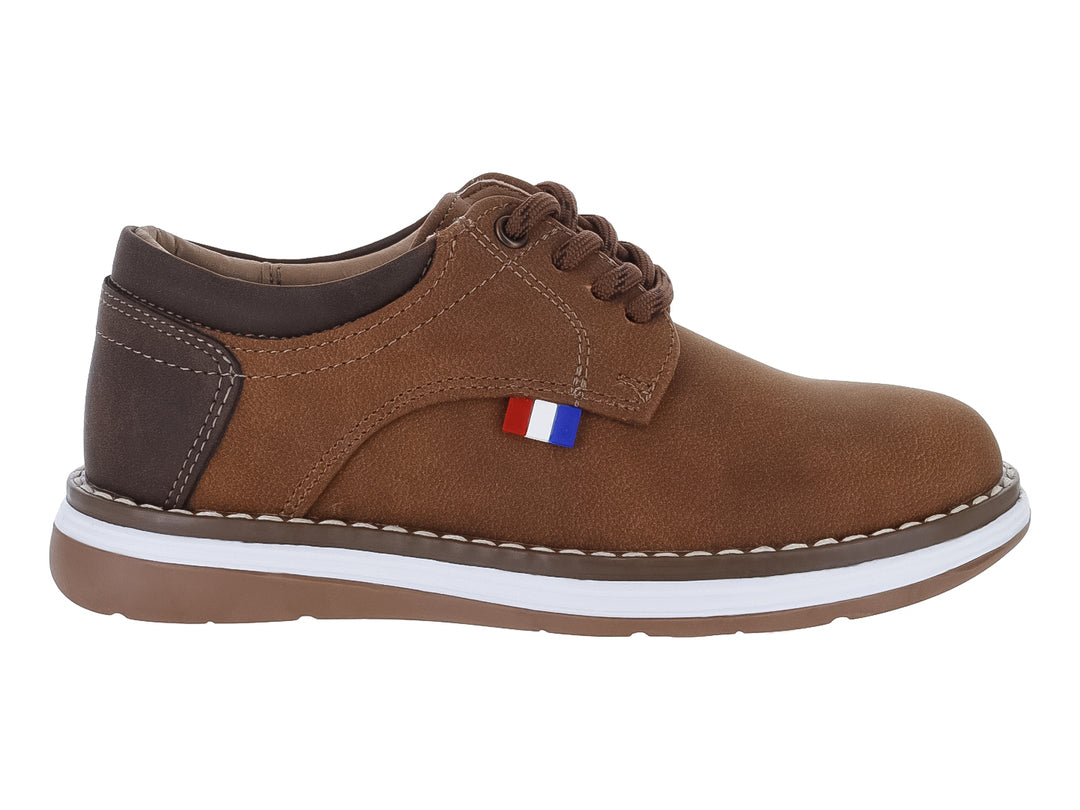 Zapato casual para niño en color camel con detalles en marrón oscuro y suela blanca.