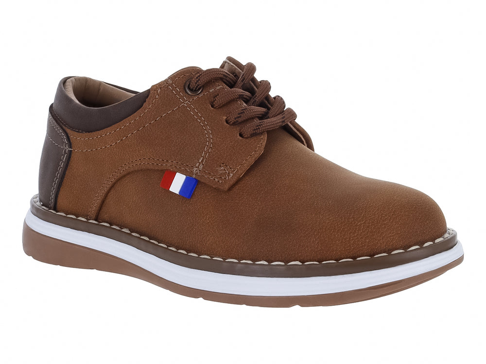 Zapato casual para niño en color camel con detalles en marrón oscuro y suela blanca.