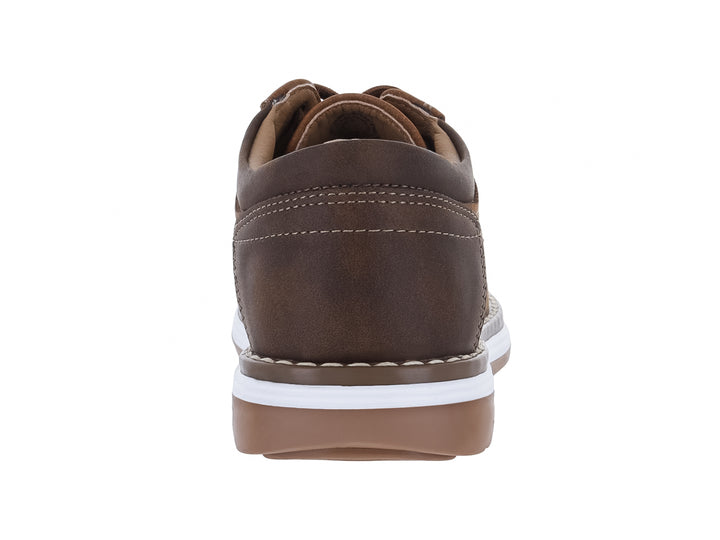 Zapato casual para niño en color camel con detalles en marrón oscuro y suela blanca.