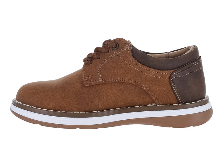 Zapato casual para niño en color camel con detalles en marrón oscuro y suela blanca.