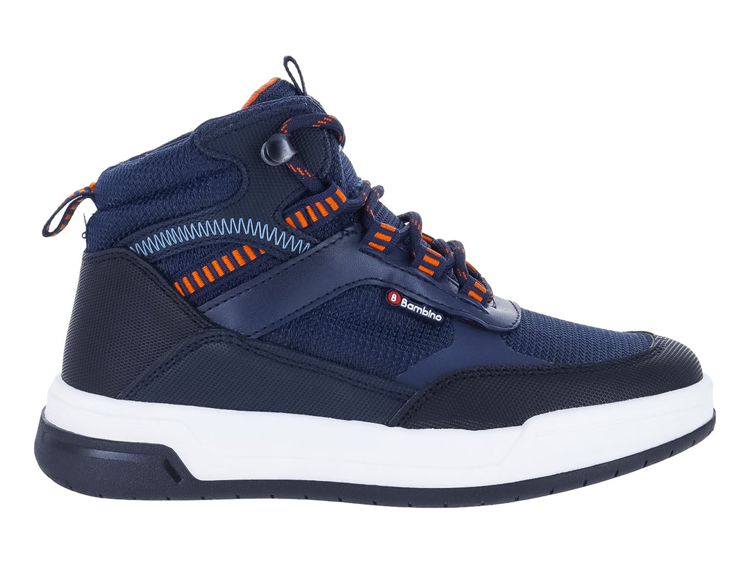 Botín deportivo para niño color azul marino con detalles en naranja y suela blanca.