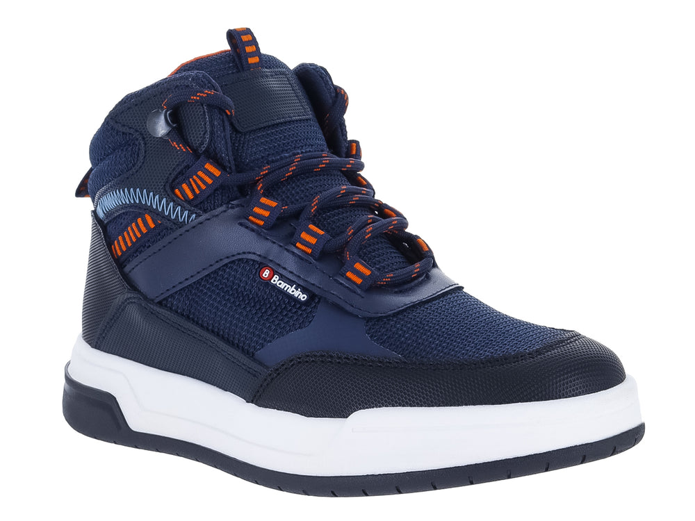 Botín deportivo para niño color azul marino con detalles en naranja y suela blanca.