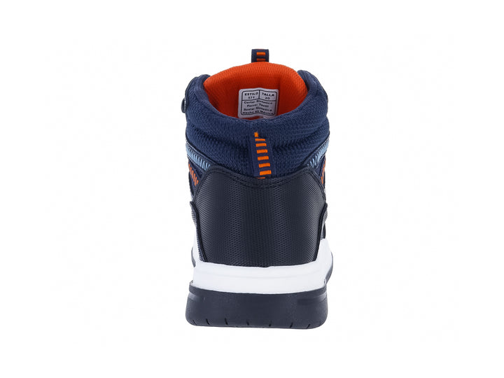 Botín deportivo para niño color azul marino con detalles en naranja y suela blanca.