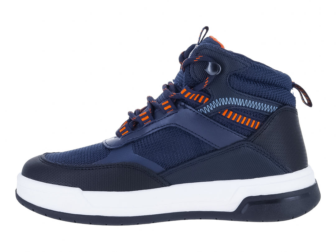 Botín deportivo para niño color azul marino con detalles en naranja y suela blanca.