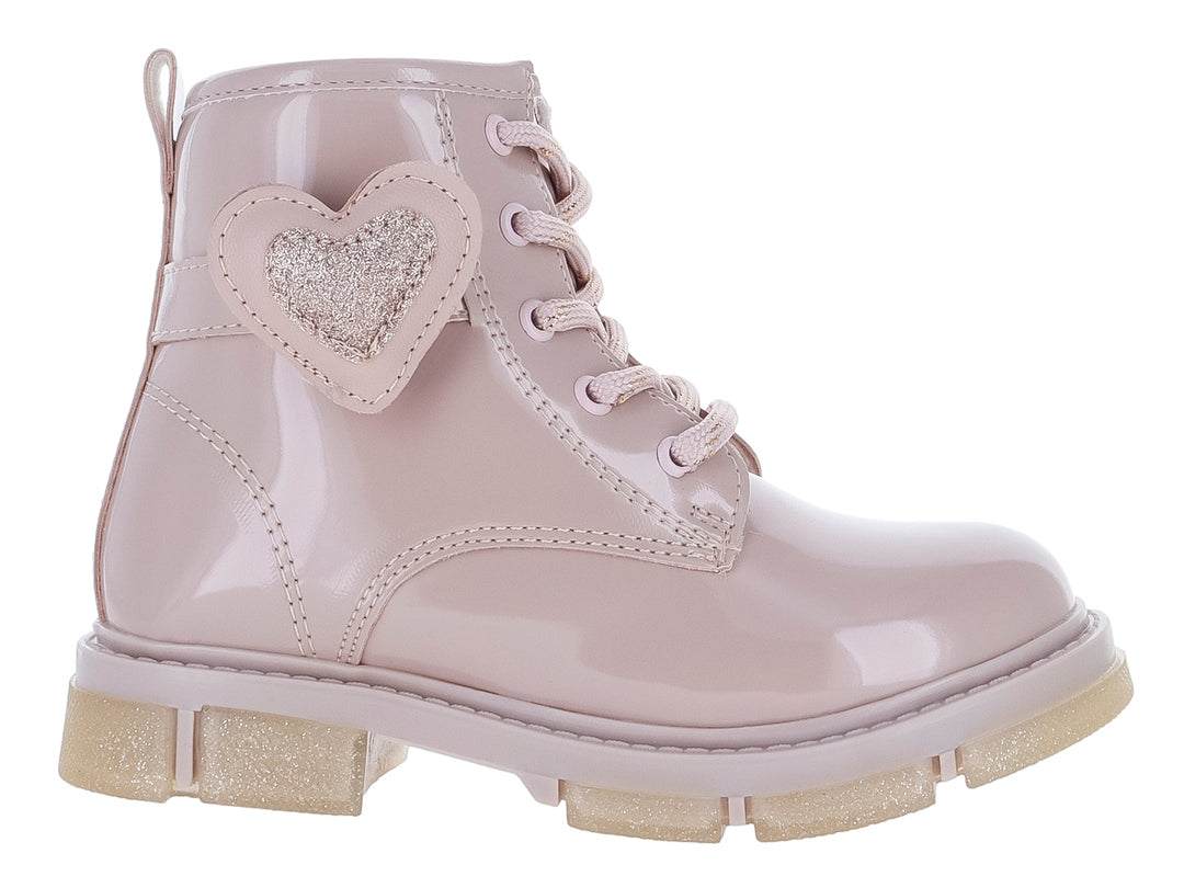 Bota de charol color rosa palo con detalle de corazón brillante y suela con glitter.