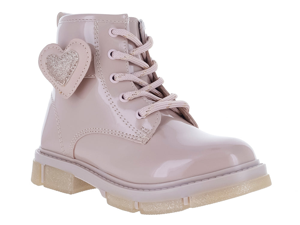 Bota de charol color rosa palo con detalle de corazón brillante y suela con glitter.