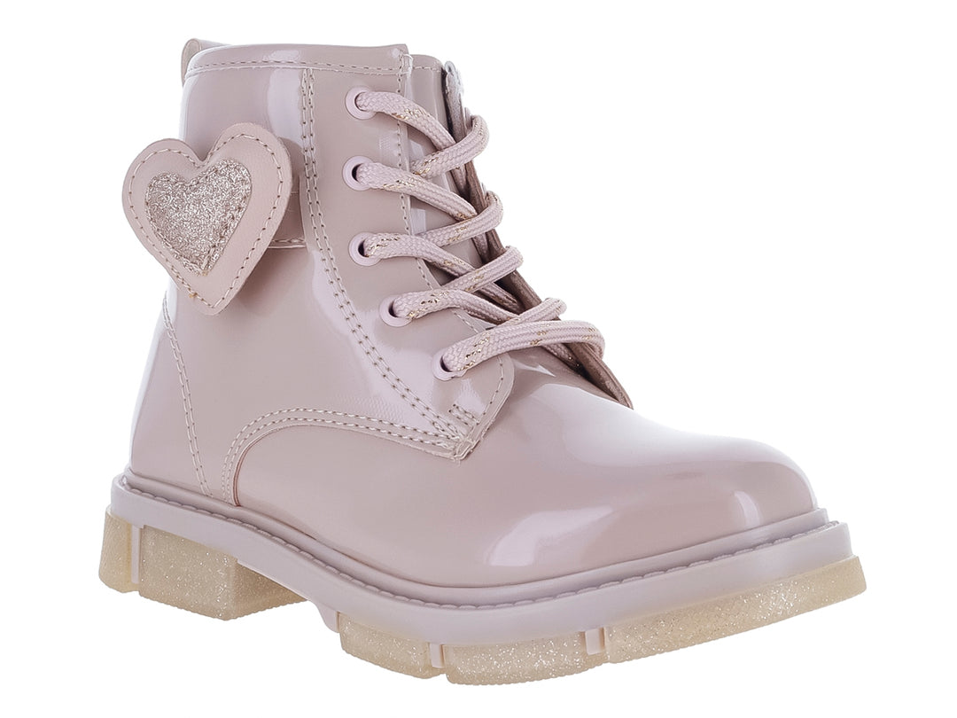 Bota de charol color rosa palo con detalle de corazón brillante y suela con glitter.