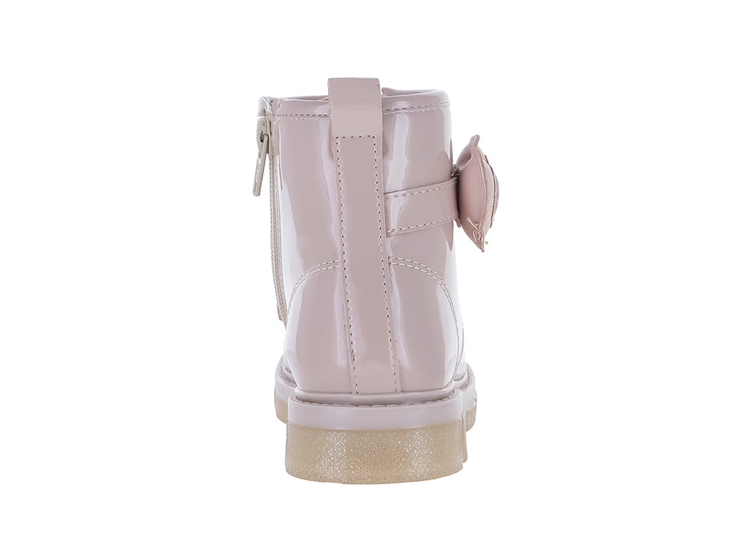 Bota de charol color rosa palo con detalle de corazón brillante y suela con glitter.
