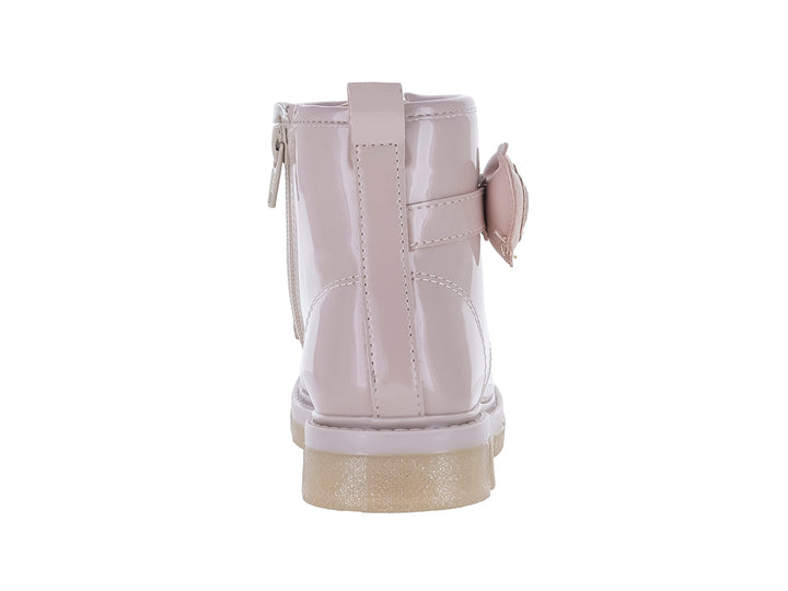 Bota de charol color rosa palo con detalle de corazón brillante y suela con glitter.
