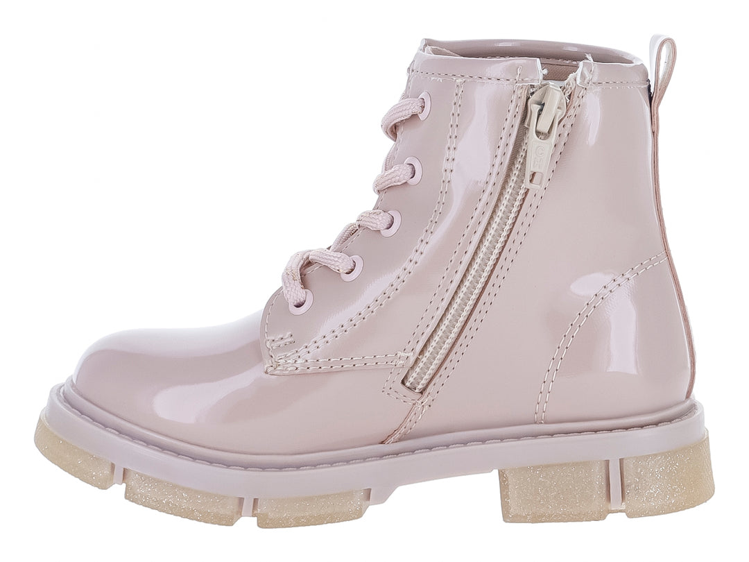 Bota de charol color rosa palo con detalle de corazón brillante y suela con glitter.