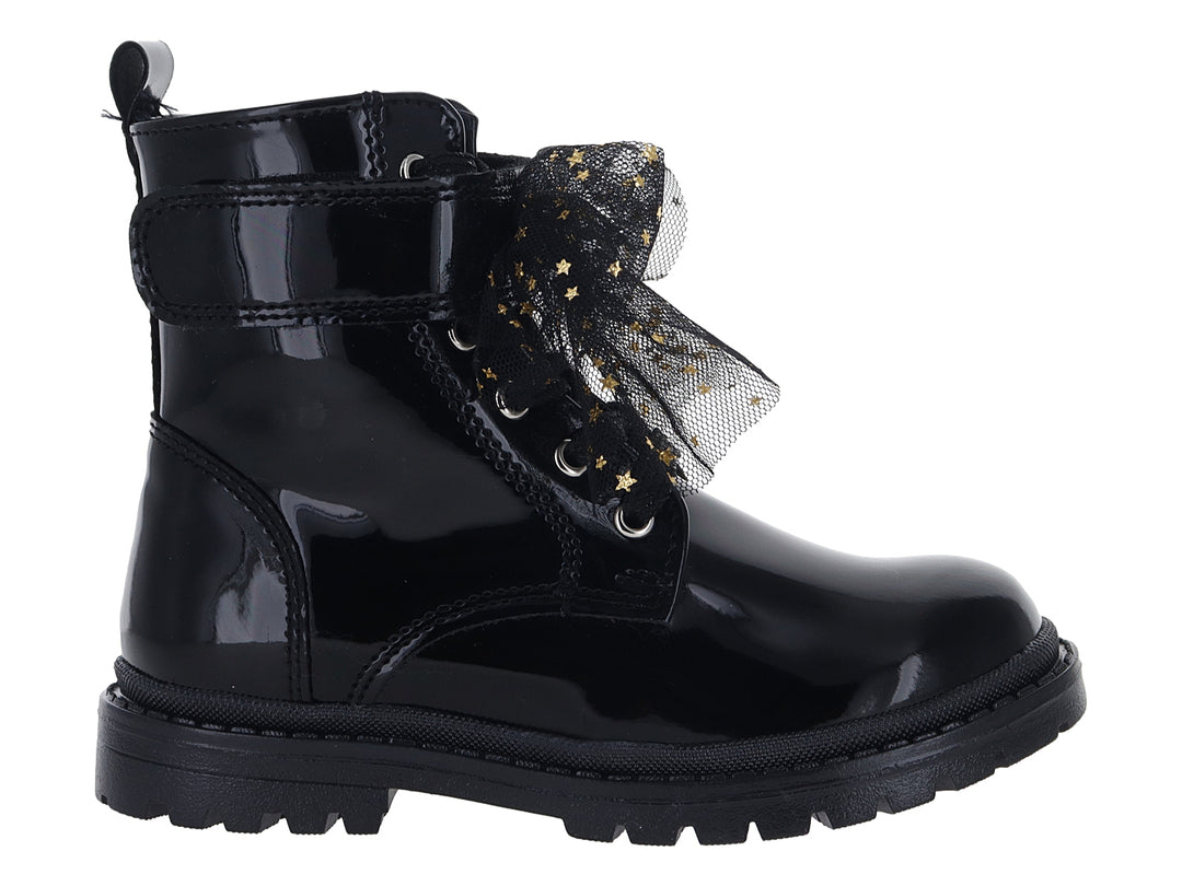 Bota negra de charol con moño de tul y estrellas doradas.