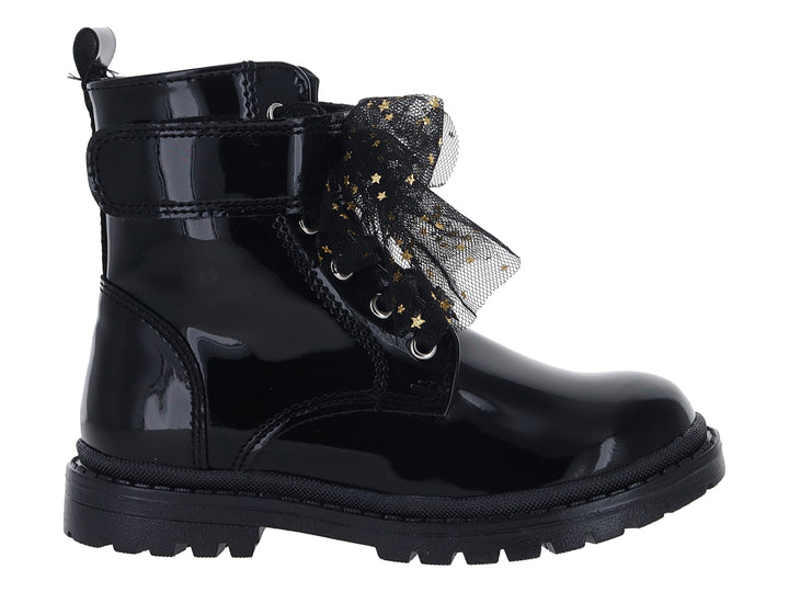 Bota negra de charol con moño de tul y estrellas doradas.