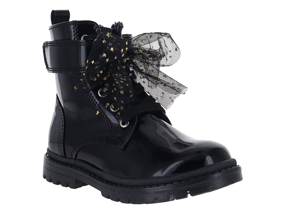 Bota negra de charol con moño de tul y estrellas doradas.