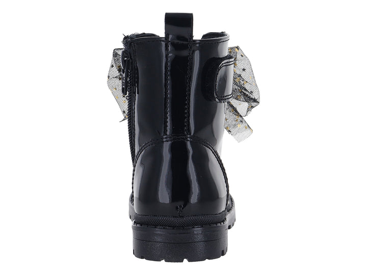 Bota negra de charol con moño de tul y estrellas doradas.