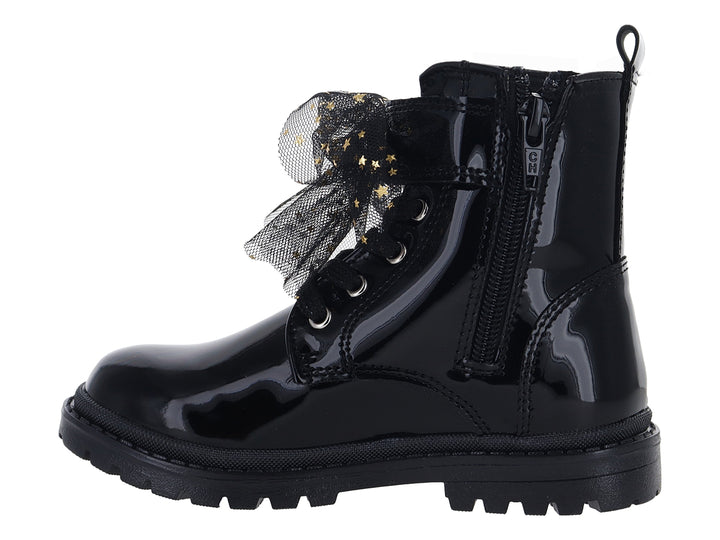 Bota negra de charol con moño de tul y estrellas doradas.