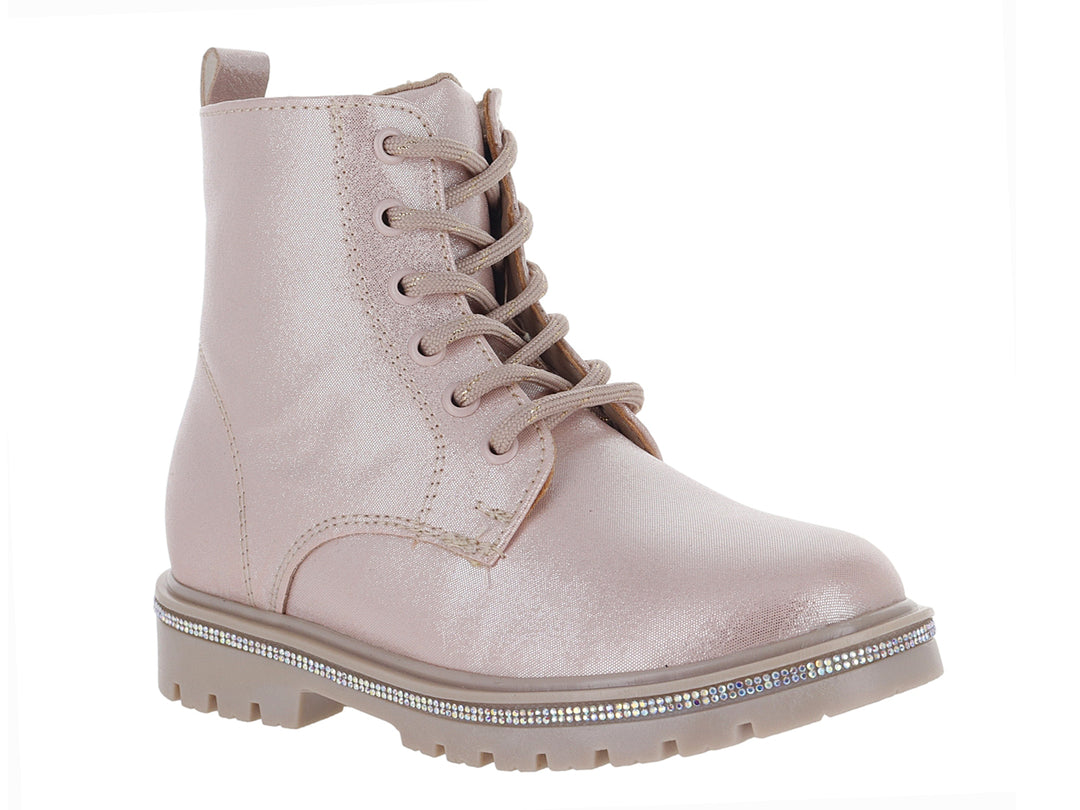 Botas color peonia con acabado brillante, agujetas y detalle de pedrería en la suela para niña.