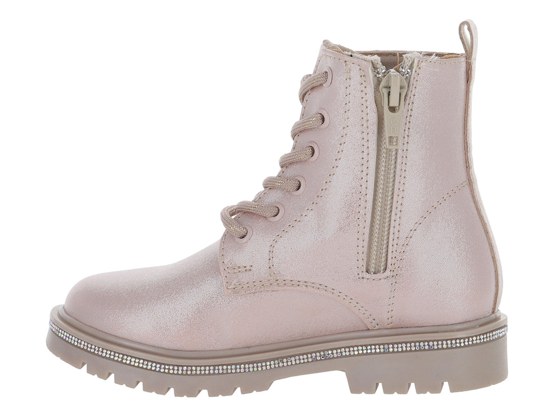 Botas color peonia con acabado brillante, agujetas y detalle de pedrería en la suela para niña.