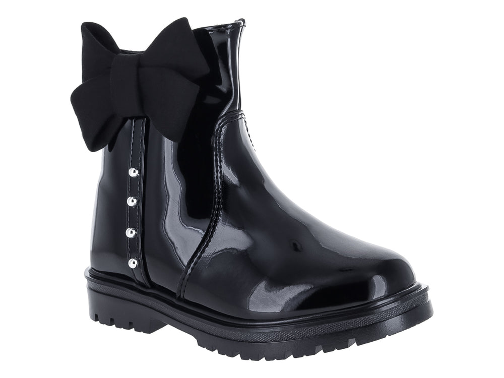 Bota de charol negro con moño decorativo y detalles metálicos.