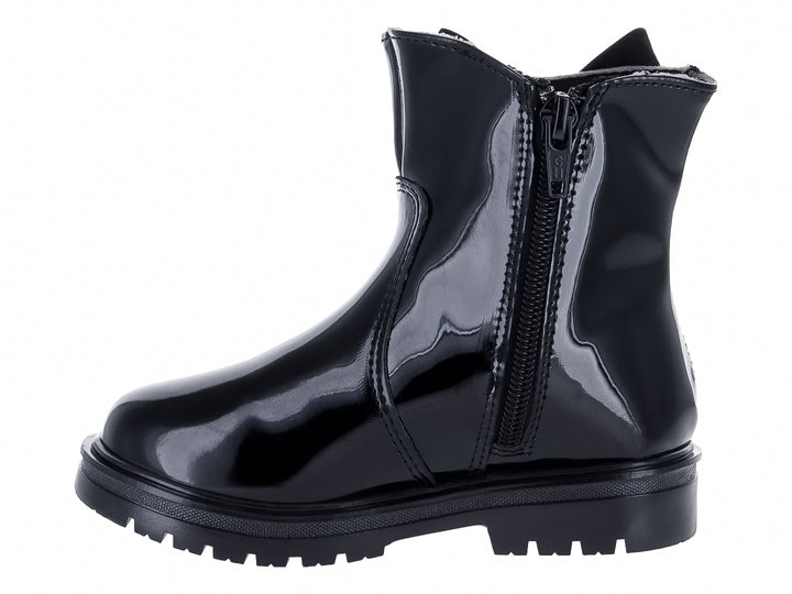 Bota de charol negro con moño decorativo y detalles metálicos.