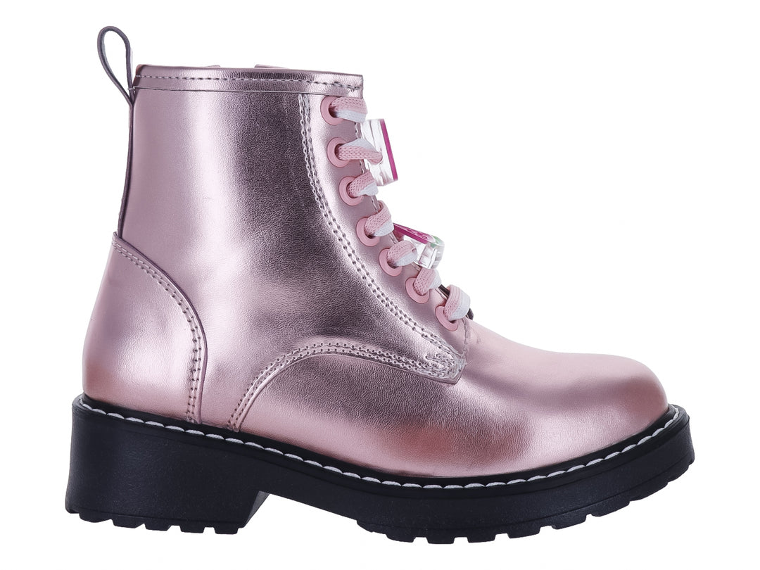 Botín de color rosa metálico con suela negra gruesa y agujetas blancas.