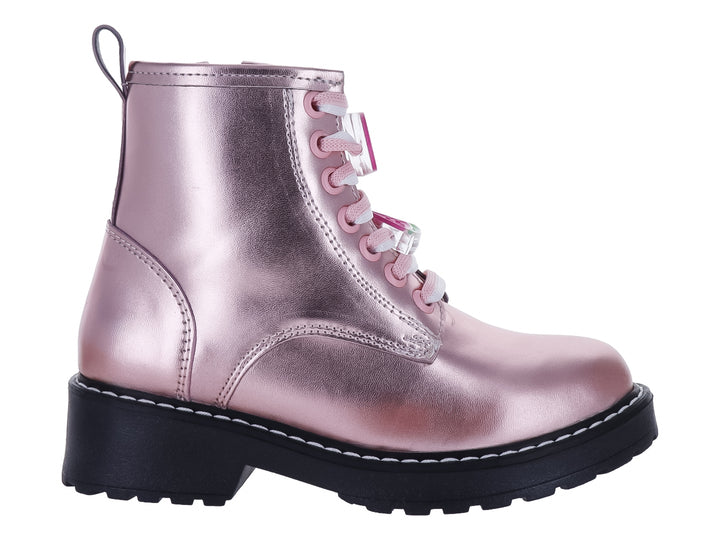 Botín de color rosa metálico con suela negra gruesa y agujetas blancas.