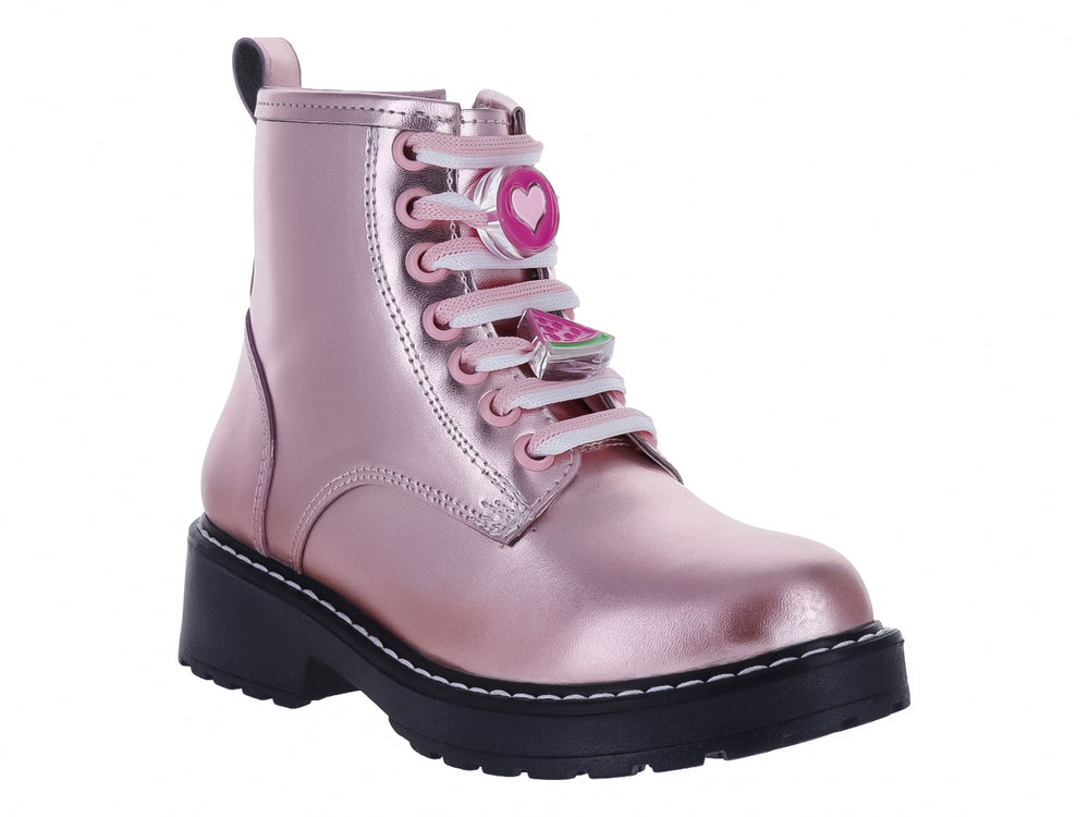 Botín de color rosa metálico con suela negra gruesa y agujetas blancas.