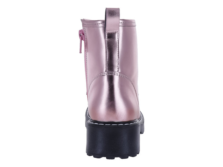 Botín de color rosa metálico con suela negra gruesa y agujetas blancas.