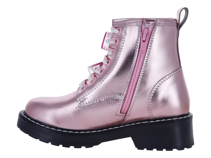 Botín de color rosa metálico con suela negra gruesa y agujetas blancas.